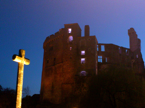 Clisson and its castle at night