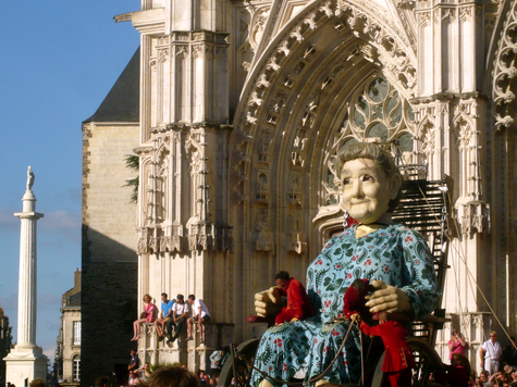 Giants in Nantes, in front of the cathedral